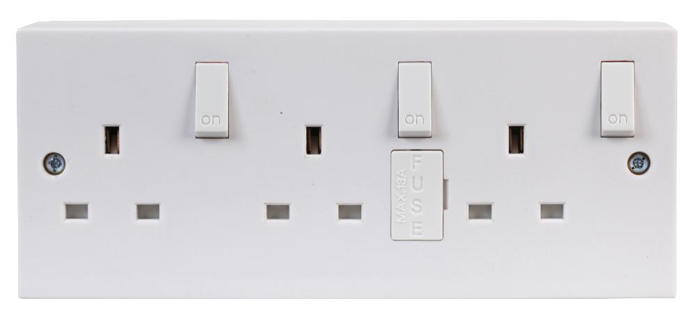 Pro Elec Pelb1625 Switched Socket 3 Gang - Backbox